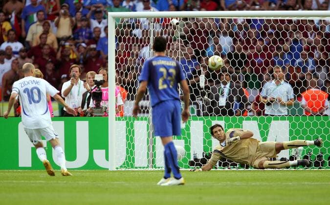 Zinedine Zidane (Frankreich, li.) verlädt beim Elfmeter Torwart Gianluigi Buffon (Italien) und erzielt das 0:1 Fußball WM Herren WM 2006, Länderspiel, Nationalteam, Finale, Endspiel, Nationaltrikot Gruppe Berlin Dynamik, Fußball WM Herren WM 2006, Länderspiel, Nationalteam, Finale, Endspiel, Nationaltrikot Gruppe Berlin Dynamik,