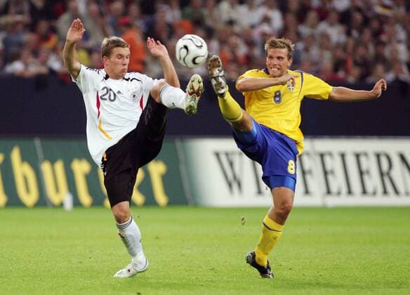 Der zaghafte Lukas Podolski (Deutschland, li.) hat gegen Anders Svensson (Schweden) das Nachsehen Fußball Länderspiel Herren Freundschaftsspiel 2006, Test, Testspiel, Nationalteam, Nationaltrikot, Deutschland - Schweden 3:0 Gruppe Gelsenkirchen Dynamik, Kampf, Fußball Länderspiel Herren Freundschaftsspiel 2006, Test, Testspiel, Nationalteam, Nationaltrikot, Deutschland - Schweden 3:0 Gruppe Gelsenkirchen Dynamik, Kampf,
