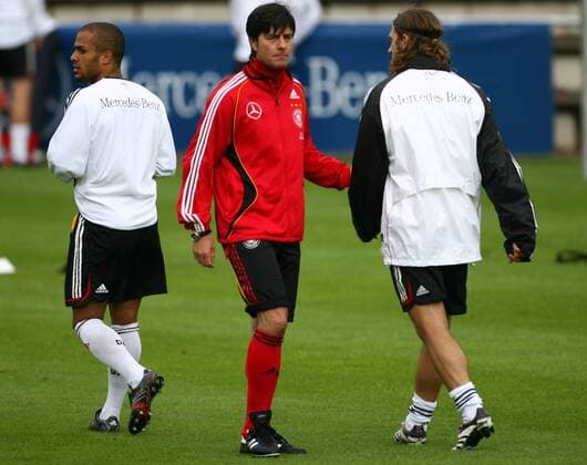 Bundestrainer Joachim Löw (Mitte), David Odonkor (li.) und Thorsten Frings (alle Deutschland) Fußball Herren Nationalteam 2006, Training Gruppe Stuttgart Fußball Herren Nationalteam 2006, Training Gruppe Stuttgart