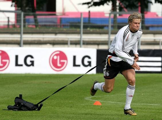 Marcell Jansen (Deutschland) - Schnellkrafttraining mit Gewichtsschlitten Fußball Herren Nationalteam 2006, Training, Gewicht, Gewichte, Schnelligkeit, Schnellkraftübung, Vdig Einzelbild LG Electronics Stuttgart Fußball Herren Nationalteam 2006, Training, Gewicht, Gewichte, Schnelligkeit, Schnellkraftübung, Vdig Einzelbild LG Electronics Stuttgart