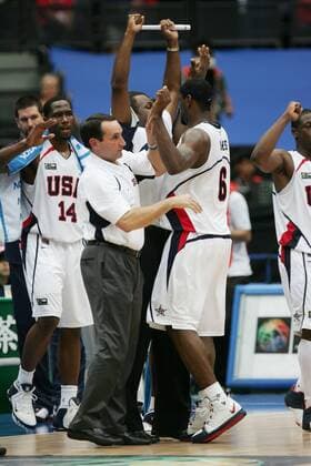 Nationaltrainer Mike Krzyzewski klatscht mit LeBron James (re.) ab, daneben: Elton Brand (alle USA) -  (aflo1036) Basketball Herren WM 2006, Länderspiel, Nationalteam, Nationaltrikot, Viertelfinale Gruppe Saitama Freude, Basketball Herren WM 2006, Länderspiel, Nationalteam, Nationaltrikot, Viertelfinale Gruppe Saitama Freude,