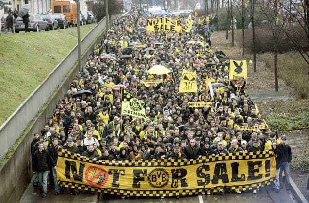 BVB Fans protestieren mit einer Demo in der Innenstadt gegen das Geschäftsgebaren der Vereinsleitung - BVB - Not For Sale ! Fußball 1. BL Herren Saison 2004 2005, BVB Borussia Dortmund Totale Krise, Finanzkrise Dortmund Fußball 1. BL Herren Saison 2004 2005, BVB Borussia Dortmund Totale Krise, Finanzkrise Dortmund