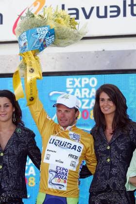 Danilo di Luca (Italien Liquigas) im goldenen Trikot bei der Siegerehrung zur 5. Etappe der Vuelta 2006 -  Radsport Herren Vuelta a Espana 2006, Spanienrundfahrt, ProTour, Straßenradsport, Rad Gruppe 5. Etappe: Plasencia - La Covatilla Radsport Herren Vuelta a Espana 2006, Spanienrundfahrt, ProTour, Straßenradsport, Rad Gruppe 5. Etappe: Plasencia - La Covatilla