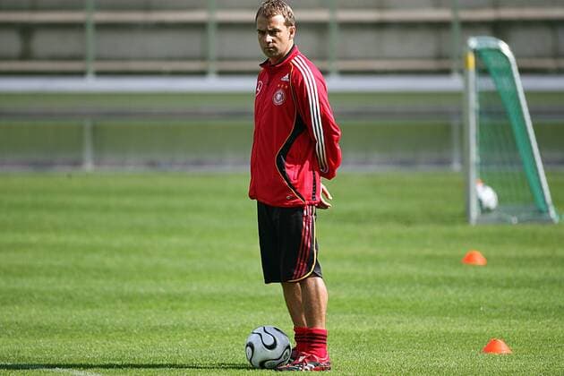 Co Trainer Hans Dieter Flick (Deutschland) beobachtet das Geschehen Fußball Herren Nationalteam 2006, Training Einzelbild Stuttgart Fußball Herren Nationalteam 2006, Training Einzelbild Stuttgart
