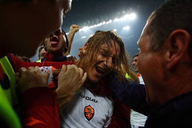 Francesco Totti (AS Rom) - Schlussjubel -  Fußball Herren Serie A 2005 2006, 1. Italienische Liga, AS Rom o0 Roma Gruppe Mailand Freude, Begeisterung Fußball Herren Serie A 2005 2006, 1. Italienische Liga, AS Rom o0 Roma Gruppe Mailand Freude, Begeisterung