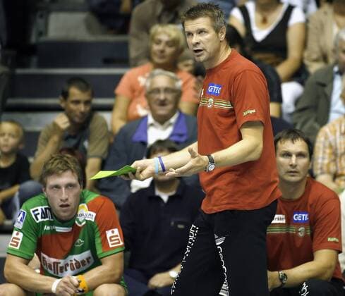 Trainer Bogdan Wenta (Mitte) ratlos vor der Bank mit Co Trainer Grzegorz Subocz (re.) und Fabian van Olphen (alle Magdeburg) Handball 1. BL Herren Saison 2006 2007, SC Gladiators Magdeburg Gruppe Magdeburg Handball 1. BL Herren Saison 2006 2007, SC Gladiators Magdeburg Gruppe Magdeburg