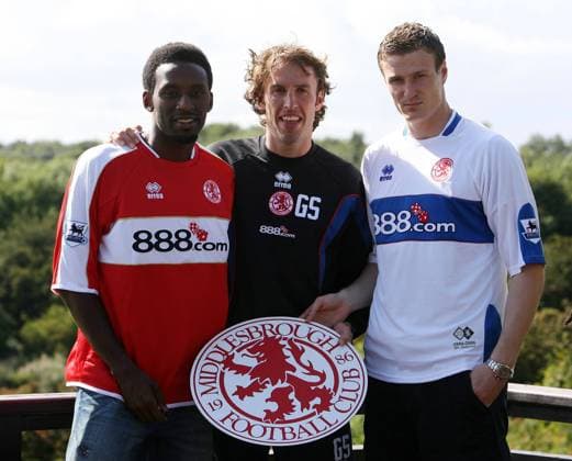 Trainer Gareth Southgate (Mitte) mit seinen Neuzugängen Robert Huth (re.) und Jason Euell (alle Middlesbrough) -  Fußball Herren English Premier League 2006 2007, 1. Englische Liga, Middlesbrough FC, Gruppe Middlesbrough Fußball Herren English Premier League 2006 2007, 1. Englische Liga, Middlesbrough FC, Gruppe Middlesbrough