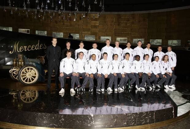 Die deutsche Nationalmannschaft posiert im Mercedes Benz Museum in Stuttgart vor einem Mercedes Simplex (Baujahr 1902) Fußball Herren Nationalmannschaft 2006, Nationalteam, Sponsorentermin, Sponsor, Sponsoring, Werbeveranstaltung Totale o0 Wirtschaft, Museum, Automuseum Automobilmuseum Stuttgart Fußball Herren Nationalmannschaft 2006, Nationalteam, Sponsorentermin, Sponsor, Sponsoring, Werbeveranstaltung Totale o0 Wirtschaft, Museum, Automuseum Automobilmuseum Stuttgart