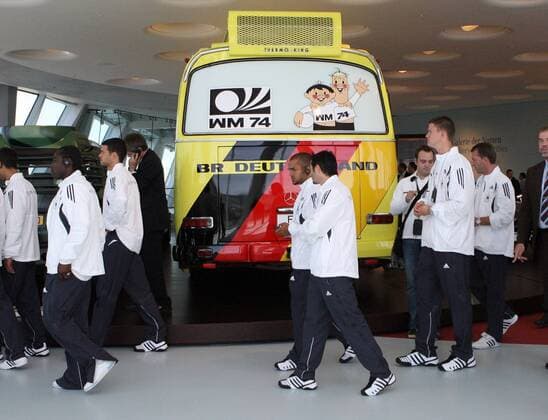 Die deutsche Nationalmannschaft vor dem Mannschaftsbus der WM 1974 im Mercedes Benz Museum in Stuttgart - v.li. Gerald Asamoah, Michael Ballack, David Odonkor, Oliver Neuville und Alexander Madlung Fußball Herren Nationalmannschaft 2006, Nationalteam, Sponsorentermin, Sponsor, Sponsoring, Werbeveranstaltung Gruppe o0 Wirtschaft, Museum, Automuseum Automobilmuseum Stuttgart Fußball Herren Nationalmannschaft 2006, Nationalteam, Sponsorentermin, Sponsor, Sponsoring, Werbeveranstaltung Gruppe o0 Wirtschaft, Museum, Automuseum Automobilmuseum Stuttgart