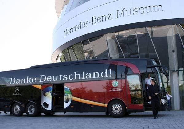 Danke Deutschland! - Teammanager Oliver Bierhoff (Deutschland) steigt als erster aus dem Mannschaftsbus der deutschen Nationalmannschaft am Mercedes Benz Museum in Stuttgart Fußball Herren Nationalmannschaft 2006, Nationalteam, Sponsorentermin, Sponsor, Sponsoring, Werbeveranstaltung Totale o0 Wirtschaft, Museum, Automuseum Automobilmuseum Stuttgart Fußball Herren Nationalmannschaft 2006, Nationalteam, Sponsorentermin, Sponsor, Sponsoring, Werbeveranstaltung Totale o0 Wirtschaft, Museum, Automuseum Automobilmuseum Stuttgart