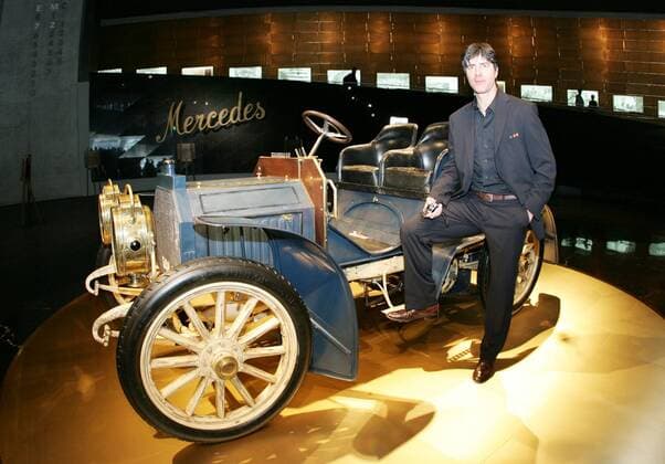 Bundestrainer Joachim Löw (Deutschland) posiert im Mercedes Benz Museum in Stuttgart vor einem Mercedes Simplex (Baujahr 1902) Fußball Herren Nationalmannschaft 2006, Nationalteam, Sponsorentermin, Sponsor, Sponsoring, Werbeveranstaltung Einzelbild o0 Wirtschaft, Museum, Automuseum Automobilmuseum Stuttgart Fußball Herren Nationalmannschaft 2006, Nationalteam, Sponsorentermin, Sponsor, Sponsoring, Werbeveranstaltung Einzelbild o0 Wirtschaft, Museum, Automuseum Automobilmuseum Stuttgart