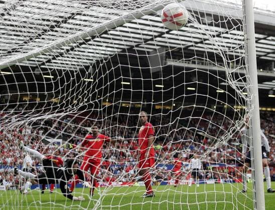 Der Ball zappelt im Netz: Torwart Jesus Luis Alvarez Eulate (Andorra) chancenlos gegen den zweiten Treffer der Engländer - Fußball Qualifikation Herren EM Qualifikation 2006, Qualifikation, Länderspiel, Nationalteam, Nationaltrikot Gruppe Manchester Dynamik, Fußball Qualifikation Herren EM Qualifikation 2006, Qualifikation, Länderspiel, Nationalteam, Nationaltrikot Gruppe Manchester Dynamik,