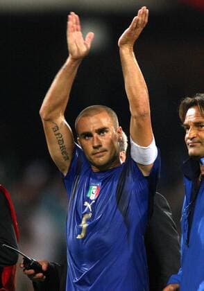 Fabio Cannavaro (Italien) klatscht -  Fußball Länderspiel Herren EM Qualifikation 2006, Qualifikation, Nationalteam, Nationaltrikot Einzelbild Neapel Fußball Länderspiel Herren EM Qualifikation 2006, Qualifikation, Nationalteam, Nationaltrikot Einzelbild Neapel
