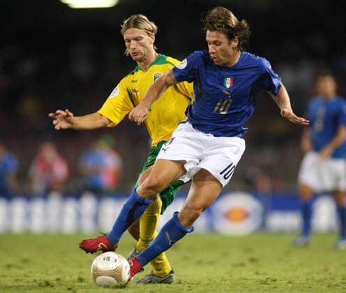 Antonio Cassano (Italien, re.) gegen Marius Stankevicius (Litauen) -  Fußball Länderspiel Herren EM Qualifikation 2006, Qualifikation, Nationalteam, Italien - Litauen 1:1 Gruppe Neapel Dynamik, Fußball Länderspiel Herren EM Qualifikation 2006, Qualifikation, Nationalteam, Italien - Litauen 1:1 Gruppe Neapel Dynamik,