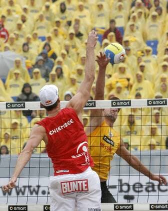 Christoph Dieckmann (li.) gegen Kjell Schneider (beide Deutschland) Beachvolleyball LM Herren Deutsche Meisterschaft 2006 DM Beach Landesmeisterschaft Gruppe Timmendorfer Strand, Printmedien Timmendorf, Smart, Automobilindustrie Dynamik, Beachvolleyball LM Herren Deutsche Meisterschaft 2006 DM Beach Landesmeisterschaft Gruppe Timmendorfer Strand, Printmedien Timmendorf, Smart, Automobilindustrie Dynamik,