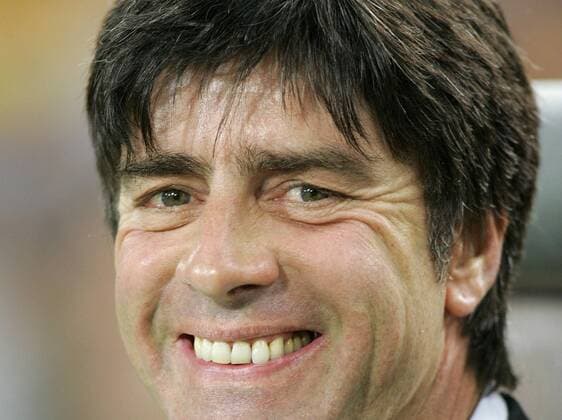 Bundestrainer Joachim Löw (Deutschland) lächelt zufrieden Fußball Länderspiel Herren EM Qualifikation 2006, Nationalteam, Porträt Stuttgart Fußball Länderspiel Herren EM Qualifikation 2006, Nationalteam, Porträt Stuttgart