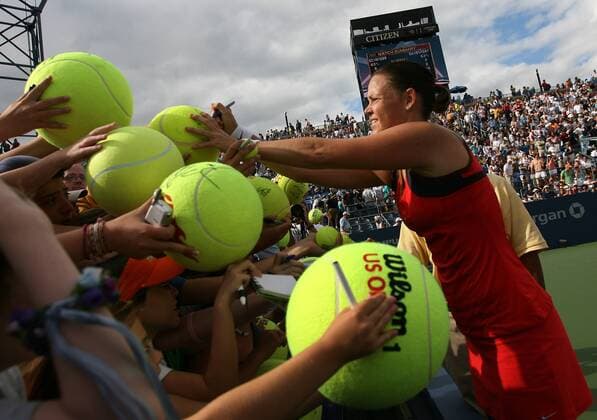 Lindsay Davenport (USA) signiert riesige Tennisbälle Tennis Damen US Open 2006, WTA Tour, Grand Slam Einzelbild Flushing Meadow, Meadows New York, NY, N Y Tennis Damen US Open 2006, WTA Tour, Grand Slam Einzelbild Flushing Meadow, Meadows New York, NY, N Y