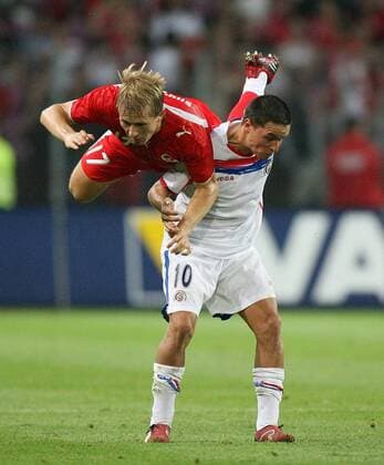 Christoph Spycher (Schweiz, li.) fliegt über Cristian Blanco Viquez (Costa Rica) Fußball Länderspiel Herren Vierländerturnier 2006, Nationalteam, Nationaltrikot, Schweiz - Costa Rica 2:0 Gruppe Genf Dynamik, Kampf, Fußball Länderspiel Herren Vierländerturnier 2006, Nationalteam, Nationaltrikot, Schweiz - Costa Rica 2:0 Gruppe Genf Dynamik, Kampf,