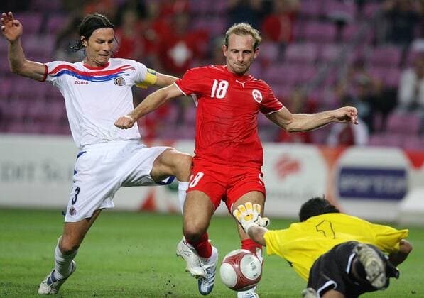 Mauro Lustrinelli (Schweiz, Mitte) gegen Victor Cordero Fores (li.) und Torwart Adriano De Lemos (beide Costa Rica) Fußball Länderspiel Herren Vierländerturnier 2006, Nationalteam, Nationaltrikot, Schweiz - Costa Rica 2:0 Gruppe Genf Dynamik, Kampf, Fußball Länderspiel Herren Vierländerturnier 2006, Nationalteam, Nationaltrikot, Schweiz - Costa Rica 2:0 Gruppe Genf Dynamik, Kampf,