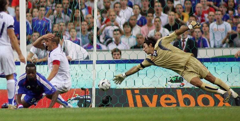 Tor - Torwart Gianluigi Buffon (Italien) streckt sich vergeblich -  Fußball Länderspiel Herren EM Qualifikation 2006, Nationalteam, Nationaltrikot, Frankreich - Italien 3:1 Gruppe Paris Dynamik, Fußball Länderspiel Herren EM Qualifikation 2006, Nationalteam, Nationaltrikot, Frankreich - Italien 3:1 Gruppe Paris Dynamik,