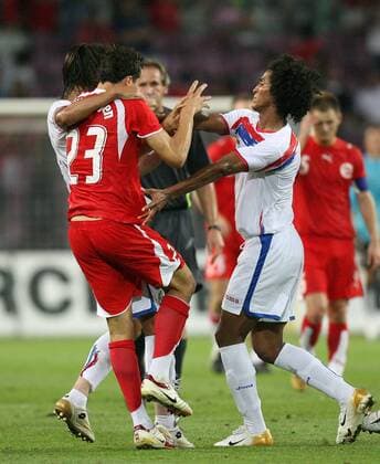 Rangelei zwischen Junior Diaz Campbell (re.), Bryan Ruiz Gonzalez (beide Costa Rica) und Philipp Degen (Schweiz) Fußball Länderspiel Herren Vierländerturnier 2006, Nationalteam, Nationaltrikot, Schweiz - Costa Rica 2:0 Gruppe Genf Spannung, Fußball Länderspiel Herren Vierländerturnier 2006, Nationalteam, Nationaltrikot, Schweiz - Costa Rica 2:0 Gruppe Genf Spannung,