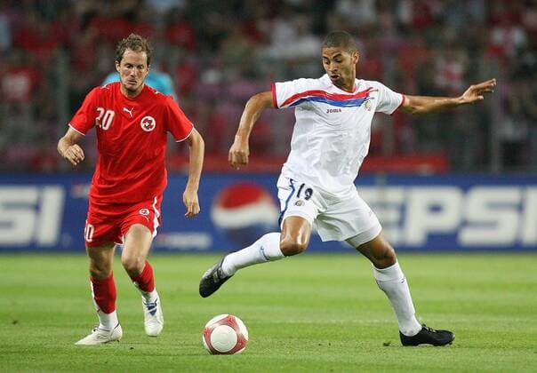 Alvaro Saborio Corrales (Costa Rica, re.) zieht ab, li. Patrick Müller (Schweiz) Fußball Länderspiel Herren Vierländerturnier 2006, Nationalteam, Nationaltrikot, Schweiz - Costa Rica 2:0 Gruppe Genf Dynamik, Fußball Länderspiel Herren Vierländerturnier 2006, Nationalteam, Nationaltrikot, Schweiz - Costa Rica 2:0 Gruppe Genf Dynamik,