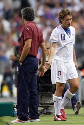 Antonio Cassano klatscht enttäuscht mit Nationaltrainer Roberto Donadoni (beide Italien) ab -  Fußball Länderspiel Herren EM Qualifikation 2006, Nationalteam, Nationaltrikot Gruppe Paris Fußball Länderspiel Herren EM Qualifikation 2006, Nationalteam, Nationaltrikot Gruppe Paris