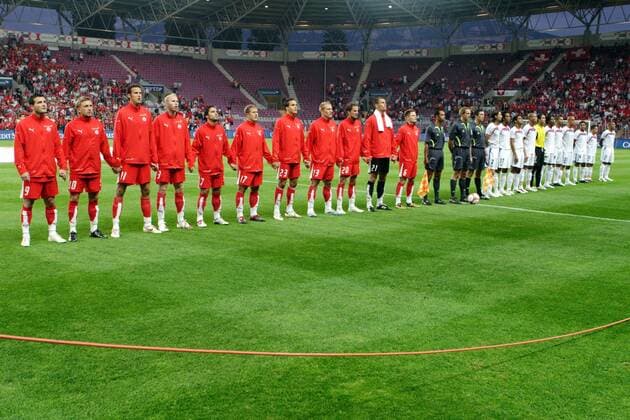 Spieler der Schweiz (li.) und Costa Rica während der Nationalhymnen Fußball Länderspiel Herren Freundschaftsspiel 2006, Test, Testspiel, Nationalteam, Schweiz - Costa Rica 2:0 Totale Genf Fußball Länderspiel Herren Freundschaftsspiel 2006, Test, Testspiel, Nationalteam, Schweiz - Costa Rica 2:0 Totale Genf