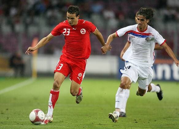 Philipp Degen (li., Schweiz) gegen Bryan Ruiz (Costa Rica) Fußball Länderspiel Herren Freundschaftsspiel 2006, Test, Testspiel, Nationalteam, Nationaltrikot Schweiz - Costa Rica 2:0 Vdig Gruppe Genf Dynamik, Fußball Länderspiel Herren Freundschaftsspiel 2006, Test, Testspiel, Nationalteam, Nationaltrikot Schweiz - Costa Rica 2:0 Vdig Gruppe Genf Dynamik,