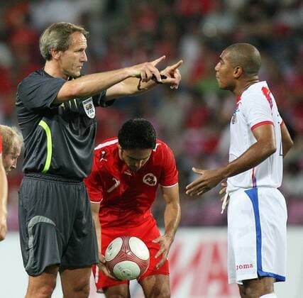 FIFA Schiedsrichter Dick van Egmond (Niederlande) ermahnt Andy Herron (re., Costa Rica), Ricardo Cabanas (Schweiz) legt sich derweil den Ball zurecht Fußball Länderspiel Herren Freundschaftsspiel 2006, Test, Testspiel, Nationalteam, Nationaltrikot Schweiz - Costa Rica 2:0 Vdig Gruppe Genf Spannung, Fußball Länderspiel Herren Freundschaftsspiel 2006, Test, Testspiel, Nationalteam, Nationaltrikot Schweiz - Costa Rica 2:0 Vdig Gruppe Genf Spannung,
