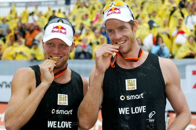 Julius Brink (li.) und Christoph Dieckmann (beide Deutschland), Deutsche Meister 2006, testen die Echtheit ihrer Goldmedaillen Beachvolleyball LM Herren Deutsche Meisterschaft 2006, DM, Landesmeisterschaft, Beach Gruppe Timmendorfer Strand Timmendorf Freude, Beachvolleyball LM Herren Deutsche Meisterschaft 2006, DM, Landesmeisterschaft, Beach Gruppe Timmendorfer Strand Timmendorf Freude,