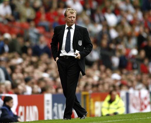 Nationaltrainer Steve McClaren (England) beobachtet das Geschehen - EDITORIAL USE ONLY. No use with unauthorised audio, video, data, fixture lists, club league logos or live services. Online in-match use limited to 120 images, no video emulation. No use in betting, games or single club league player publications. Fußball Länderspiel Herren EM Qualifikation 2006, Nationalteam, Nationaltrikot, England Einzelbild Manchester Fußball Länderspiel Herren EM Qualifikation 2006, Nationalteam, Nationaltrikot, England Einzelbild Manchester