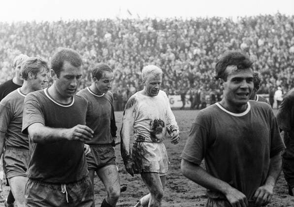 Abgang v.li.: Reinhardt Lindner, Tasso Wild, Hans Joachim Altendorff (alle Hertha), Werner Kik (RW Essen) und Peter Enders (Hertha) Fußball Herren Regionalliga West 1967 1968, Stadtliga Berlin, Hertha BSC Berlin, RWE, Vneg, Vsw Gruppe Essen Fußball Herren Regionalliga West 1967 1968, Stadtliga Berlin, Hertha BSC Berlin, RWE, Vneg, Vsw Gruppe Essen