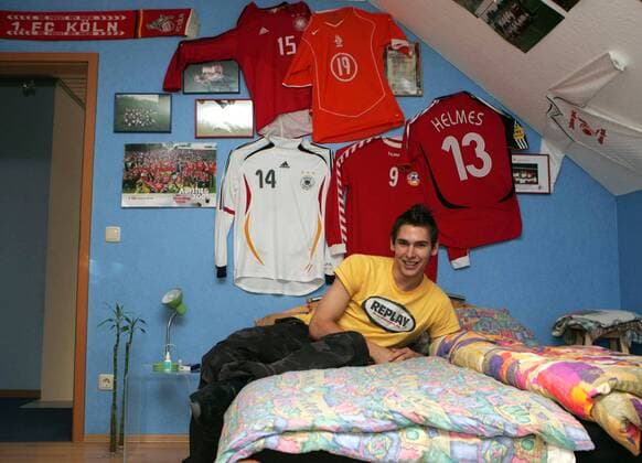 Patrick Helmes (Deutschland 1. FC Köln) in seinem Kinderzimmer im elterlichen Haus in Siegen Fußball 2. BL Herren Shooting 2006, Fotoshooting, Fototermin, Fotostory, Homestory, privat Einzelbild Siegen Fußball 2. BL Herren Shooting 2006, Fotoshooting, Fototermin, Fotostory, Homestory, privat Einzelbild Siegen