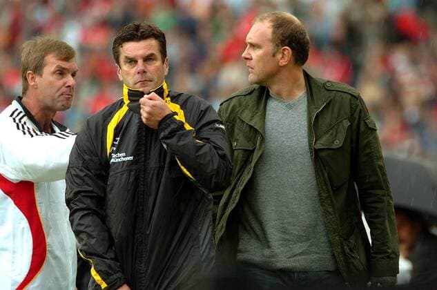 Trainer Dieter Hecking (2.v.re.) und Sportdirektor Jörg Schmadtke (re., beide Aachen), werden vom Vierten Offiziellen Harald Sather zurechtgewiesen Fußball 1. BL Herren Saison 2006 2007, Alemannia Aachen Gruppe Hannover Fußball 1. BL Herren Saison 2006 2007, Alemannia Aachen Gruppe Hannover