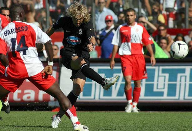 Pavel Nedved (Juventus, 2.v.li.) zieht gegen Ahmed Apimah Barusso (Rimini) ab - Fußball Herren Serie B 2006 2007, 2. Italienische Liga, Rimini Calcio - Juventus Turin 1:1, Juve, Gruppe Rimini Dynamik, Fußball Herren Serie B 2006 2007, 2. Italienische Liga, Rimini Calcio - Juventus Turin 1:1, Juve, Gruppe Rimini Dynamik,