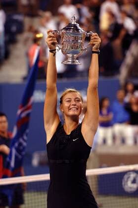 US Open Siegerin Maria Sharapova (Rußland) präsentiert stolz ihre Trophäe Tennis Damen US Open 2006, WTA Tour, Grand Slam, Finale, Endspiel Einzelbild Flushing Meadows, Meadow New York City, NY, N. Y. Tennis Damen US Open 2006, WTA Tour, Grand Slam, Finale, Endspiel Einzelbild Flushing Meadows, Meadow New York City, NY, N. Y.