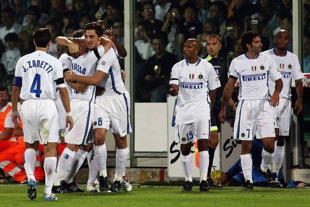 Torjubel Inter, v.li.: Javier Zanetti, Esteban Cambiasso, Zlatan Ibrahimovic, Olivier Dacourt, Luis Figo und Maicon, dazwischen Schiedsrichter Roberto Rosetti -  Fußball Herren Serie A 2006 2007, 1. Italienische Liga, Internazionale Mailand Gruppe Florenz Freude, Fußball Herren Serie A 2006 2007, 1. Italienische Liga, Internazionale Mailand Gruppe Florenz Freude,