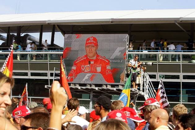 Sieger Michael Schumacher (Deutschland Ferrari) verkündet auf der Pressekonferenz nach dem GP von Italien in Monza 2006 seinen Rücktritt aus der Formel 1, die Fans verfolgen auf einer Videowand die Mitteilung Motorsport Grand Prix Herren Großer Preis von Italien 2006, Formel 1 Weltmeisterschaft, F1, F, GP, WM, Bekanntgabe, bekanntgeben Totale Monza, verkünden Motorsport Grand Prix Herren Großer Preis von Italien 2006, Formel 1 Weltmeisterschaft, F1, F, GP, WM, Bekanntgabe, bekanntgeben Totale Monza, verkünden