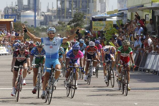 Robert Förster (Deutschland Gerolsteiner) gewinnt die 15. Etappe der Vuelta, dahinter u.a.: Stuart O Grady (Australien CSC, li.), Thor Hushovd (Norwegen Credit Agricole, 2.v.li.) und Danilo Napolitano (Italien Lampre) -  Radsport Herren Vuelta a Espana 2006, Spanienrundfahrt, ProTour, Straßenradsport, Straße, Rad Totale 15. Etappe, Motilla del Palancar - Factoria Ford Freude, Radsport Herren Vuelta a Espana 2006, Spanienrundfahrt, ProTour, Straßenradsport, Straße, Rad Totale 15. Etappe, Motilla del Palancar - Factoria Ford Freude,