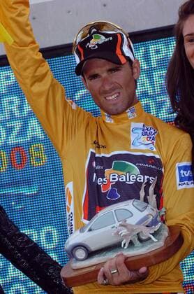Alejandro Valverde (Spanien Caisse d Epargne - Illes Balears) fährt auch nach der 15. Etappe der Vuelta a Espana 2006 im goldenen Trikot des Spitzenreiters -  Radsport Herren Vuelta a Espana 2006, Spanienrundfahrt, ProTour, Straßenradsport, Straße, Rad Einzelbild 15. Etappe, Motilla del Palancar - Factoria Ford Radsport Herren Vuelta a Espana 2006, Spanienrundfahrt, ProTour, Straßenradsport, Straße, Rad Einzelbild 15. Etappe, Motilla del Palancar - Factoria Ford