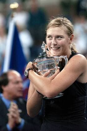 Maria Sharapova (Rußland), Siegerin der US Open 2006, hält die Trophäe fest in ihren Armen -  Tennis Damen US Open 2006, Grand Slam, WTA Tour, Finale, Endspiel Einzelbild Flushing Meadow, Meadows New York Glück, Freude, Tennis Damen US Open 2006, Grand Slam, WTA Tour, Finale, Endspiel Einzelbild Flushing Meadow, Meadows New York Glück, Freude,