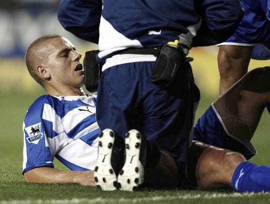 Ivar Ingimarsson (Reading) verletzt am Boden - EDITORIAL USE ONLY. No use with unauthorised audio, video, data, fixture lists, club league logos or live services. Online in-match use limited to 120 images, no video emulation. No use in betting, games or single club league player publications. Fußball Herren English Premier League 2006 2007, 1. Englische Liga, Reading FC Gruppe Reading Fußball Herren English Premier League 2006 2007, 1. Englische Liga, Reading FC Gruppe Reading