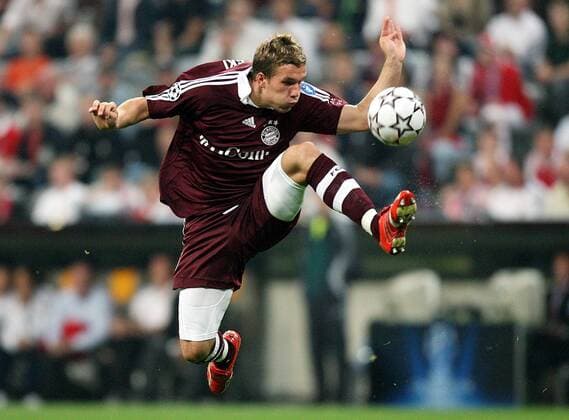 Lukas Podolski (Bayern) - Ballannahme in der Luft Fußball EC 1 Herren Champions League 2006 2007, FC Bayern München Einzelbild München Dynamik, Fußball EC 1 Herren Champions League 2006 2007, FC Bayern München Einzelbild München Dynamik,