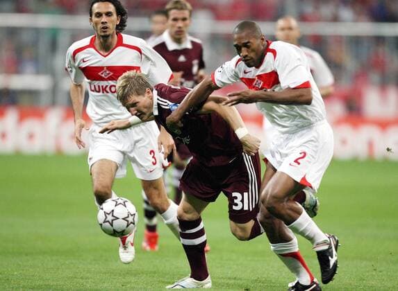 Geder (Spartak Moskau, re.) gegen Bastian Schweinsteiger (Bayern), li. Martin Stranzl (Spartak Moskau) Fußball EC 1 Herren Champions League 2006 2007, FC Bayern München - FK Spartak Moskau Gruppe München Dynamik, Fußball EC 1 Herren Champions League 2006 2007, FC Bayern München - FK Spartak Moskau Gruppe München Dynamik,