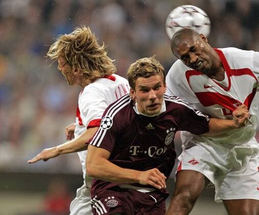 Lukas Podolski (Bayern, Mitte) gegen Geder (re.) und Radoslav Kovac (beide Spartak Moskau) Fußball EC 1 Herren Champions League 2006 2007, FC Bayern München - FK Spartak Moskau Gruppe München Dynamik, Kampf, Fußball EC 1 Herren Champions League 2006 2007, FC Bayern München - FK Spartak Moskau Gruppe München Dynamik, Kampf,