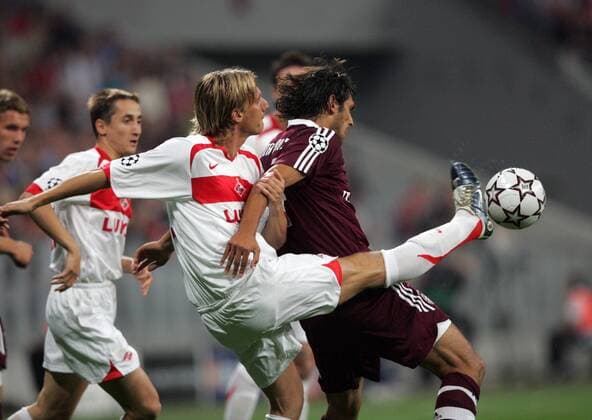 Roque Santa Cruz (Bayern, re.) lehnt sich gegen den Schuss von Radoslav Kovac (Spartak Moskau) auf Fußball EC 1 Herren Champions League 2006 2007, FC Bayern München - Spartak Moskau 4:0 Gruppe München Dynamik, Fußball EC 1 Herren Champions League 2006 2007, FC Bayern München - Spartak Moskau 4:0 Gruppe München Dynamik,