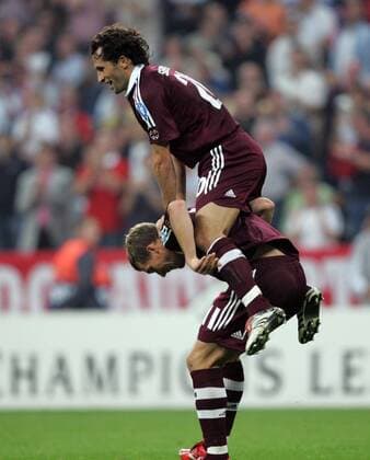 Hasan Salihamidzic springt jubelnd auf den Buckel von Lukas Podolski (beide Bayern) Fußball EC 1 Herren Champions League 2006 2007, FC Bayern München Gruppe München Freude, Fußball EC 1 Herren Champions League 2006 2007, FC Bayern München Gruppe München Freude,