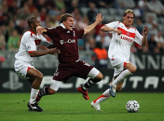 Lukas Podolski (Bayern, Mitte) wird von Radoslav Kovac (re.) und Geder (beide Spartak Moskau) gestoppt Fußball EC 1 Herren Champions League 2006 2007, FC Bayern München - FK Spartak Moskau 4:0 Gruppe München Dynamik, Fußball EC 1 Herren Champions League 2006 2007, FC Bayern München - FK Spartak Moskau 4:0 Gruppe München Dynamik,