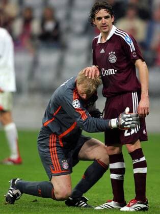 Torwart Oliver Kahn (li.) verneigt sich vor Owen Hargreaves (beide Bayern) Fußball EC 1 Herren Champions League 2006 2007, FC Bayern München Gruppe München Unterwerfung Fußball EC 1 Herren Champions League 2006 2007, FC Bayern München Gruppe München Unterwerfung